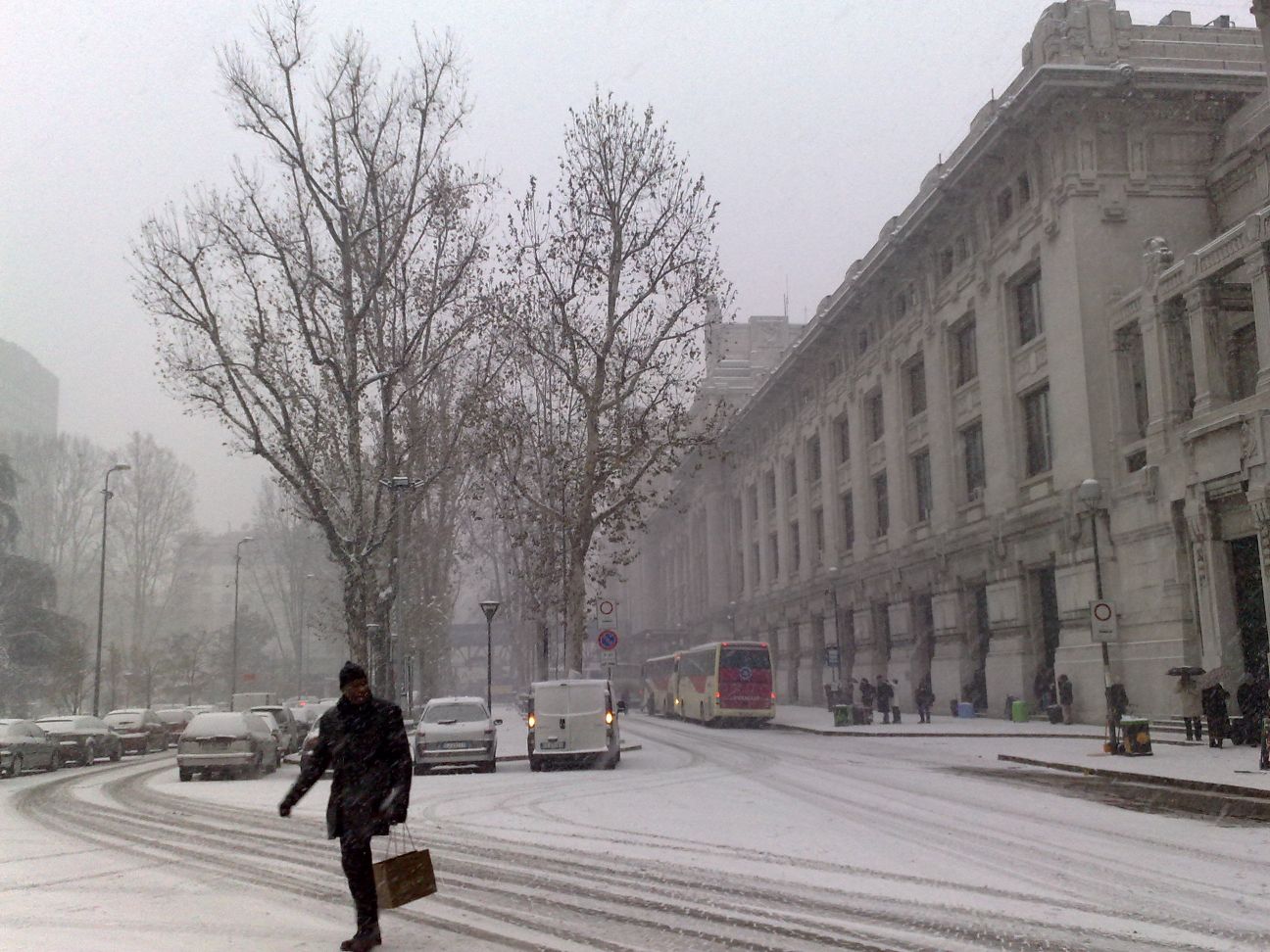 L’Italia nella morsa del gelo, muore un clochard a Milano.  Roma, allarme neve