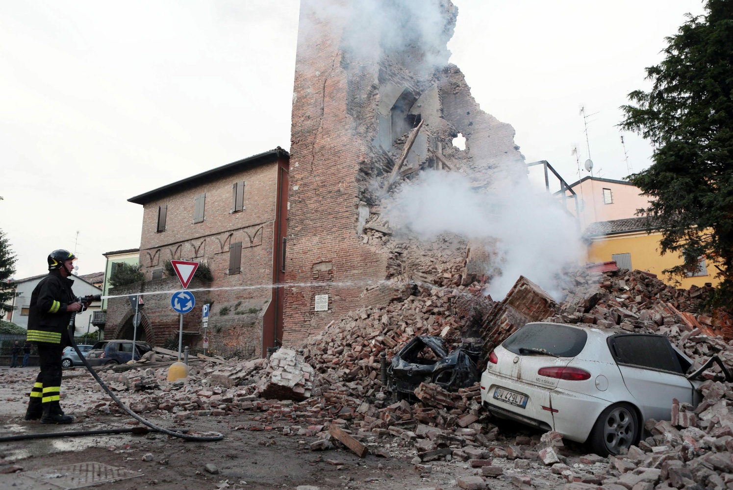 Sisma, stato di emergenza per l’Emilia: stanziati 50 milioni, sospesa l’Imu per gli edifici danneggiati