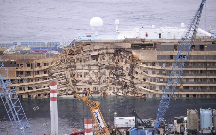 Missione compiuta: la Concordia torna in verticale. Nick Sloane l’eroe tra gli applausi