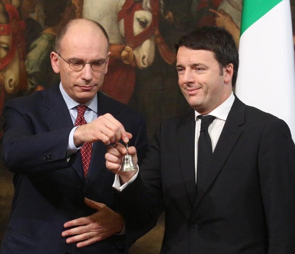 Governo Renzi ora in carica, Letta gelido passa la campanella al nuovo premier