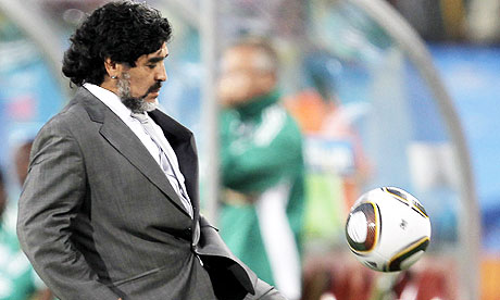 “Pibe de oro” senza tempo: Maradona torna in campo a 53 anni. Il Deportivo Riestra lo vuole in squadra