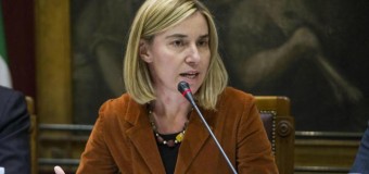 Iraq, Renzi atterra a Baghdad per una missione lampo. Mogherini e Pinotti chiedono al Parlamento il via libera per l’invio di armi ai curdi