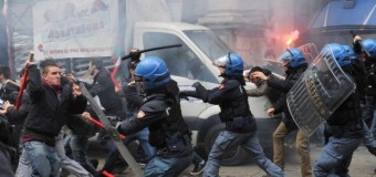 Torino, primo maggio di violenze: antagonisti in piazza, manganellate e fumogeni, tre fermati e 7 agenti feriti