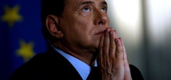 Servizi sociali, primo giorno di Berlusconi tra i malati di Alzheimer: “Un’esperienza che mi arricchirà. Saprò aiutare chi ha bisogno”