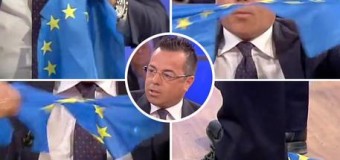 Buonanno (lega Nord) strappa la bandiera dell”Ue e ci si soffia il naso