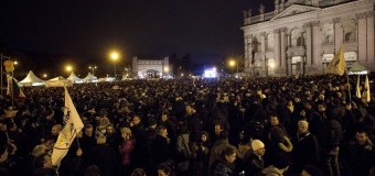 Ultimi fuochi, Grillo a piazza San Giovanni tra fischi e insulti a Renzi e Napolitano