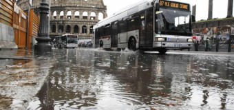 Caos a Roma per i forti nubifragi di stanotte: strade chiuse, alberi caduti, appartamenti evacuati