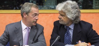 Grillo show al Parlamento Europeo: “Basta soldi all’Italia, vanno alle mafie”. Solidarietà a Farage: “L’Inno alla gioia? Usato da Hitler”