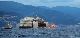 Ultimo viaggio, la Concordia entra a Genova. Renzi: “E’ il giorno del ricordo delle vittime, nessuna passerella semplicemente un grazie”