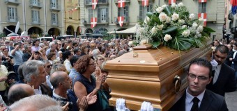 Asti saluta il suo idolo, oltre 5000 persone per i funerali di Faletti. Paolo Conte: “Giorgio qui ad Asti era un’istituzione. Di lui mi mancheranno soprattutto i suoi libri”