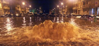 Il maltempo flagella il nord, l’esondazione del Seveso mette in ginocchio Milano. Il Comune: “Non usate l’automobile”