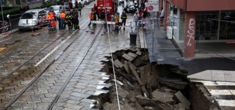 Maltempo a Milano, il Seveso esonda per le abbondanti piogge. Voragine di 12 metri si apre in pieno centro