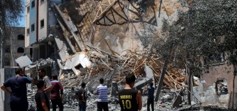 Striscia di Gaza, Israele bombarda altre 60 obiettivi palestinesi. Una fonte di Hamas: “A breve l’entrata in vigore di una nuova tregua”