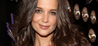 Cinema, Katie Holmes al debutto come regista: porterà sul grande schermo il romanzo ‘All We Had’ di Annie Weatherwax