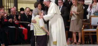 San Pietro, Papa Francesco celebra la festa dei nonni : “La violenza sugli anziani è disumana come quella sui bambini”