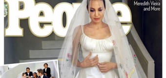 Angelina Jolie ha sposato Brad Pitt: l’abito è firmato Atelier Versace, il velo e il retro della gonna sono decorati con disegni realizzati dai sei figli dell’attrice