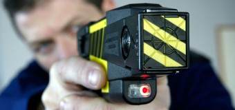 Forze dell’Ordine, la Camera dice Sì all’utilizzo della pistola elettrica Taser. Protesta M5S: “Soldi per le armi e non per gli stipendi?”