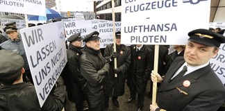 Berlino, sciopero dei piloti Lufthansa manda in tilt l’aeroporto. Cancellati 25 su 57 voli intercontinentali