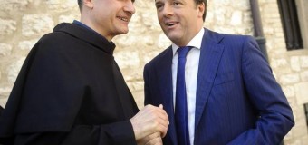 Assisi, Renzi assiste alle celebrazioni per San Francesco patrono d’Italia: “Dovremmo fare nostro il concetto francescano della ‘perfetta letizia’”