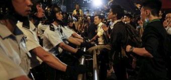 Hong Kong: sale la tensione tra manifestanti e polizia. Decine di arresti, un attivista picchiato