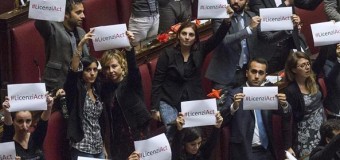 Riforma del Lavoro, il Jobs Act passa senza voto di Fiducia alla Camera e spacca il Pd: 29 deputati dem abbandonano l’aula