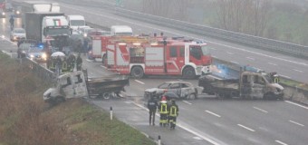 Far West sulla A1, banda di rapinatori dà fuoco a due camion per bloccare e derubare un furgone portavalori: il colpo è fallito