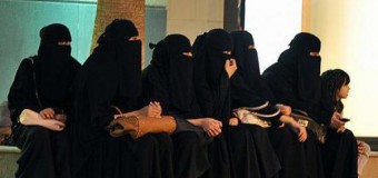 L’Arabia saudita vieta ‘il velo’ colorato alle studentesse: “L’abaya da indossare è solamente nera”