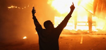 Ferguson, ancora una notte di scontri: spari contro gli agenti, arrestati 44 manifestanti