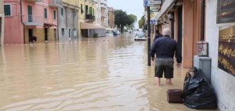 Maltempo, alba da incubo a Carrara: i due torrenti hanno allagato il centro. Decine di famiglie sono state evacuate