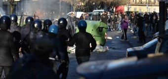 Milano, guerriglia urbana durante lo sgombero di due Centri Sociali. Lanciate pietre e bottiglie contro le cariche dei poliziotti