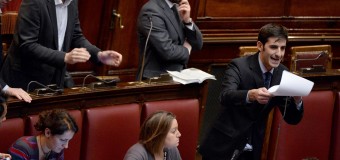 Caos alla Camera dopo il via libera alla Legge di stabilità. Espulsi tredici parlamentari del M5S. Villarosa: “Non starò zitto né fermo. Mi fate schifo”