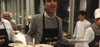 Torino, il Ministro Martina ‘cameriere’ alla “Cena Auguri a mille” del Banco alimentare. Con lui anche il sindaco Fassino