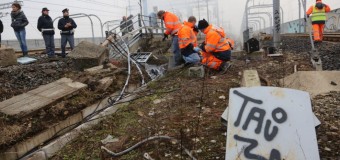 Bologna, treni fermi a causa di un incendio doloso alla stazione. Trovati stracci con benzina e scritte No Tav. Lupi: “Si tratta di un atto terroristico”