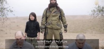 L’Isis pubblica un video choc, nelle immagini un bambino di 10 anni uccide due spie russe con una pistola