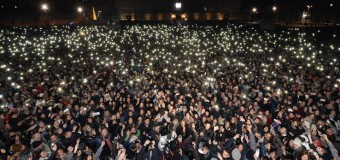 Addio a Pino Daniele, il bluesman avrà due funerali pubblici: uno a Roma e uno a Napoli. Ieri in 100 mila lo hanno omaggiato a Piazza del Plebiscito