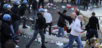 Roma – Feyenoord, i tifosi olandesi mettono a ferro e fuoco la Capitale. Danneggiata la Fontana della Barcaccia. Marino: “Chi rompe paga”