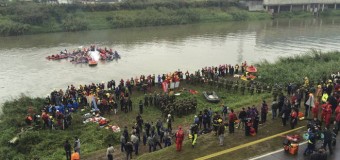 Taiwan, aereo di linea precipita dopo il decollo: 19 morti, decine i dispersi