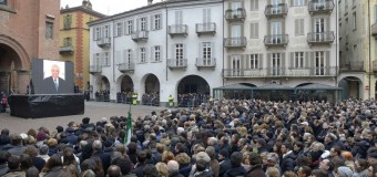 Torino, centinaia di persone ad Alba per dare l’ultimo saluto a Ferrero. Presenti anche Renzi, Prodi e Marchionne