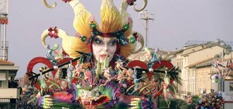 Carnevale di Viareggio, la Fondazione vieta ai carristi riferimenti alla strage di Charlie Hebdo. I cartapestai: “Non è censura, è una scelta di buon senso”