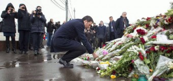 Renzi a Mosca per incontrare Putin porta un mazzo di fiori sul luogo dell’omicidio di Nemtsov