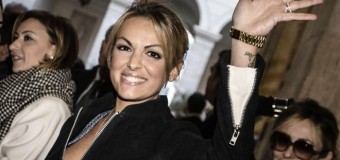 Francesca Pascale festeggia l’assoluzione di Berlusconi con un tatuaggio: il nome ‘Silvio’ sul polso sinistro