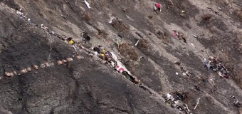 Strage Germanwings, shock dei soccorritori: “Ci sono corpi dappertutto”. Trovata danneggiata la scatola nera dell’airbus