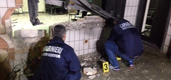 Bari, otto ragazzi feriti per l’esplosione di una bomba fuori da una sala giochi. Uno è in fin di vita