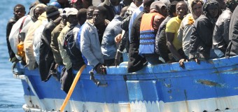 Strage di migranti a Lampedusa: barcone si ribalta provocando dieci morti. 941 persone tratte in salvo dalla Guardia Costiera