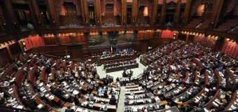 Il falso in bilancio ritorna ad essere reato, pene fino a 8 anni per le società quotate. Duro il M5S: “Voto falsato dai pianisti”