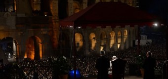 Via Crucis del Venerdì Santo, Papa Francesco: “Preghiamo per i nostri fratelli perseguitati e crocifissi sotto i nostri occhi”