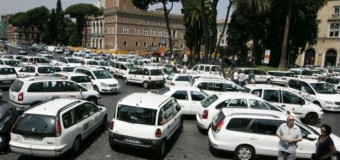 Roma, anziano parcheggia in area taxi per comprare le medicine al figlio, picchiato selvaggiamente da un tassista: è in terapia intensiva