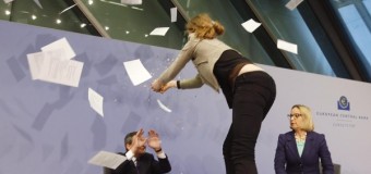 Clamorosa contestazione alla conferenza stampa di Draghi: donna salta sul palco lanciando coriandoli “contro la dittatura della Bce”